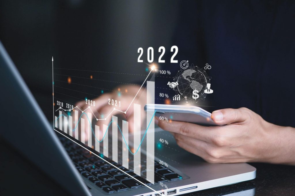 Laptop com projetação de gráficos de crescimento – tendências digitais 2022