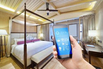 Smartphone com funcionalidades inteligentes para gestão de quartos de hotel