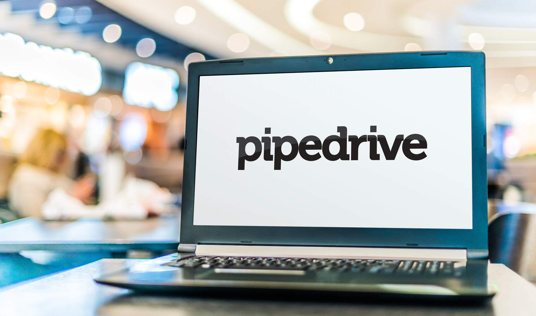 logotipo de Pipedrive em portátil